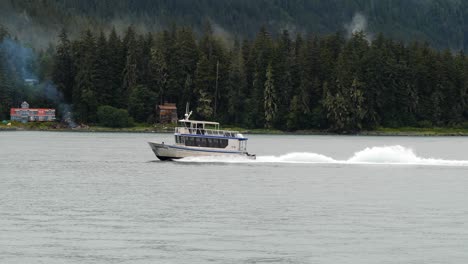 Pequeño-Barco-Navegando-Por-El-Canal-Gastineau,-Juneau,-Alaska