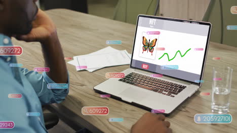 animación del procesamiento de datos de las redes sociales sobre un empresario biracial usando una computadora portátil en la oficina