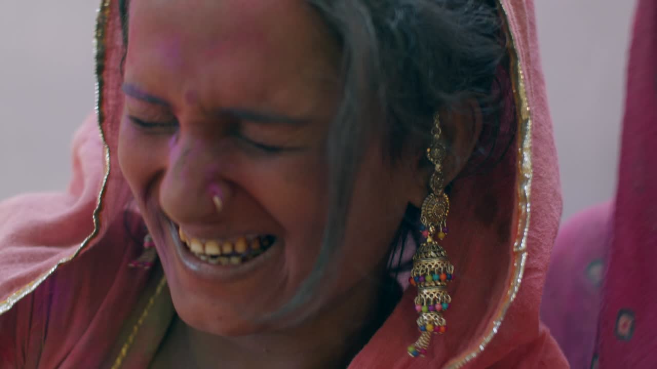 홀리 (holi) 는 인도에서 유래된 유명한 고대 힌두교 축제입니다.