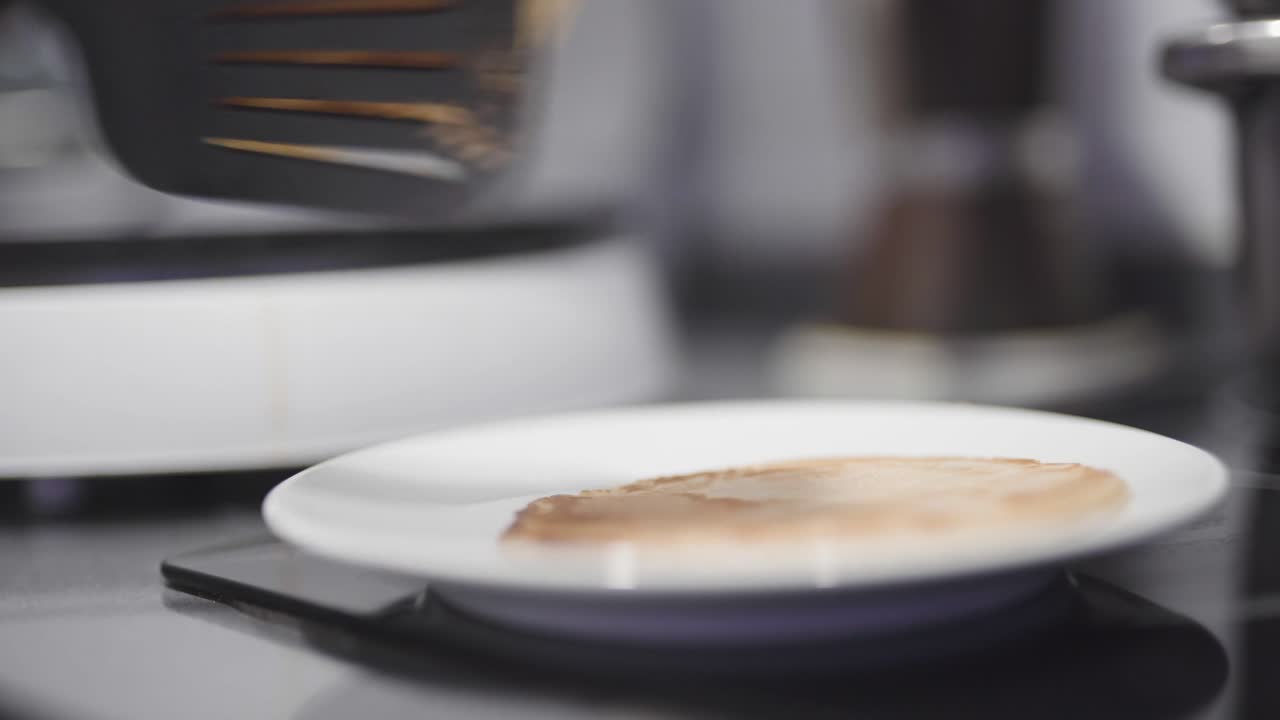 아침에 팬케이크를 요리하는 남자