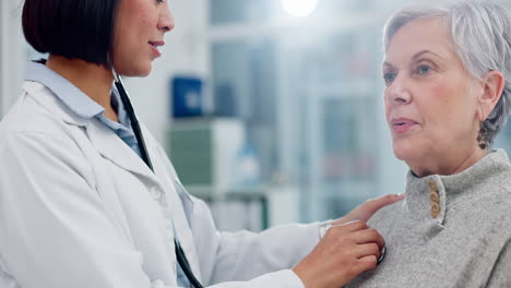 mujer mayor, respirar y médico