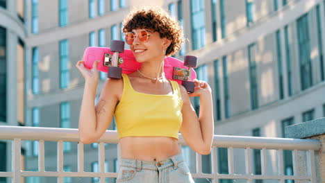 mujer joven con patineta rosa