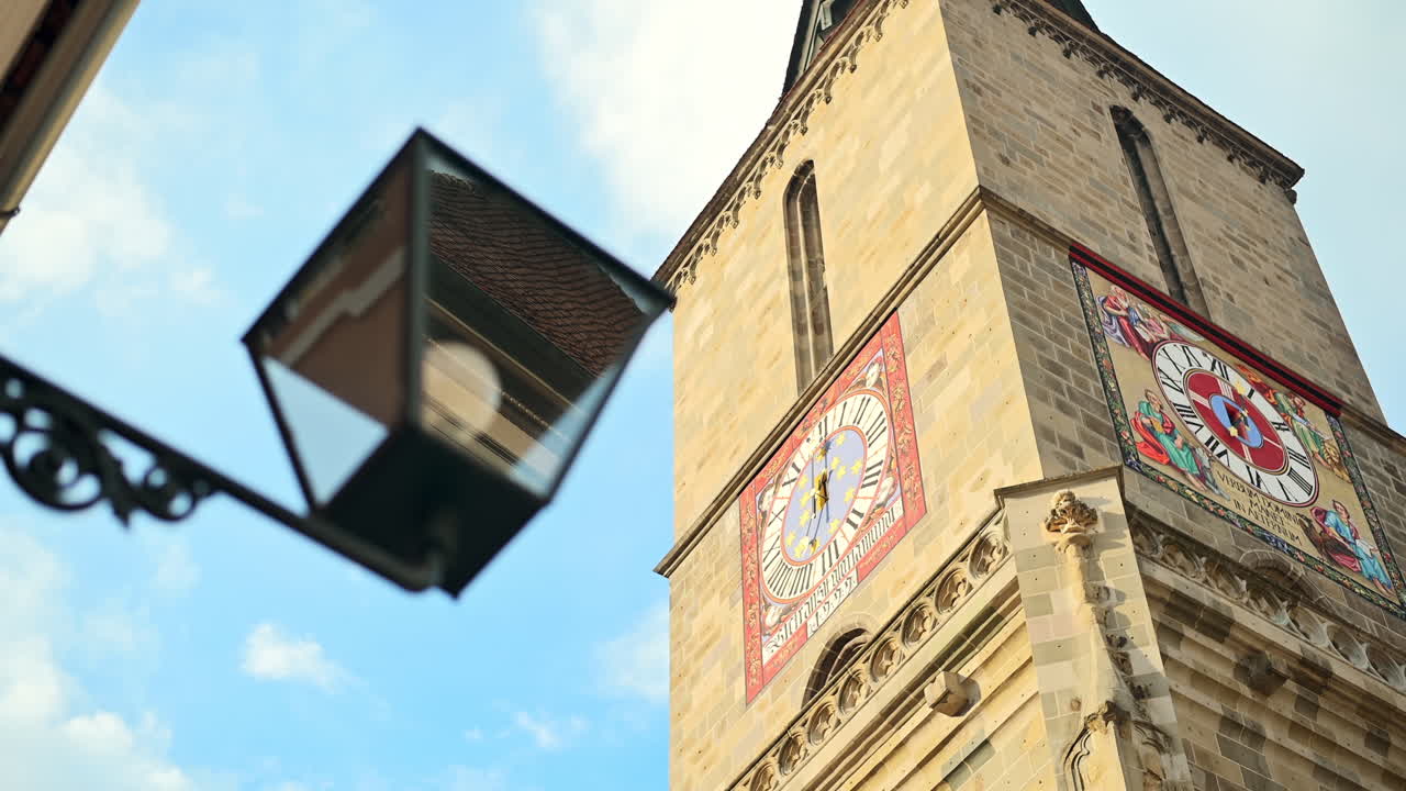 Vista ravvicinata della facciata della Chiesa Nera e di un lampione nel centro storico di Brașov, Romania