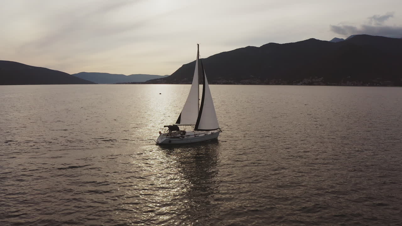 Barca a vela al tramonto