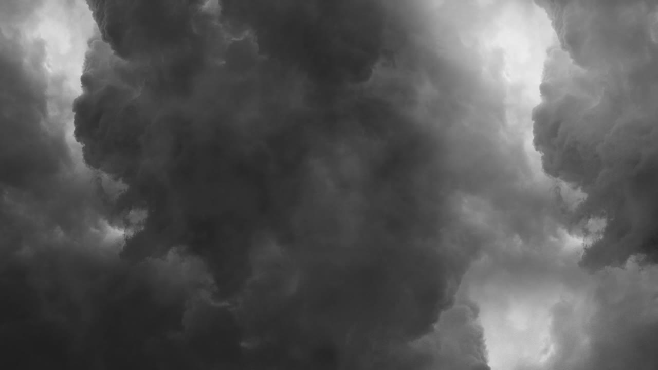 구름 루프에 있는 번개 폭풍의 4k 뷰