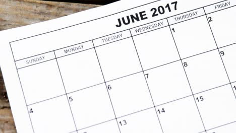 el día de los padres marcado con un corazón rojo en el calendario en una tabla de madera
