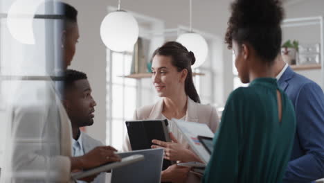 Junge-Geschäftsfrau-Trifft-Sich-Mit-Dem-Unternehmensteam,-Um-Projekte-Zu-Besprechen-Und-Kreative-Ideen-Auszutauschen,-Die-Teamarbeit-Am-Arbeitsplatz-Im-Büro-Genießen