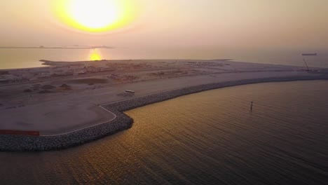 sonnenuntergang über landwiederherstellungsprojekt