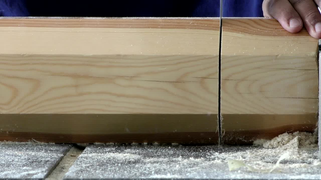 목수 는 나무 를 가공 하고 있다