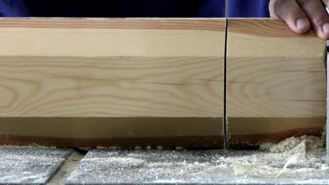 el carpintero está trabajando en la madera