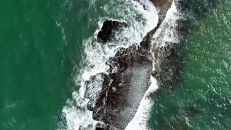 Schöne-Vogelperspektive-Oben-Luftdrohne-Drehende-Aufnahme-Von-Wellen,-Die-In-Einen-Schwarzen-Felsen-Am-Strand-Von-Sibauma-Schlagen-Und-Bei-Ebbe-In-Der-Nähe-Von-Pipa-In-Nordbrasilien-Ein-Natürliches-Schwimmbad-Schaffen