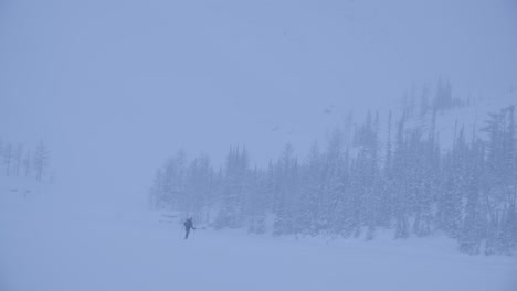 Backcountry-Skifahrer-Im-Banff-Nationalpark,-Agnessee,-Schneesturm,-4k