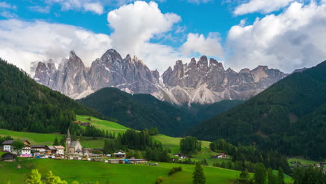 Zeitraffer-St.-Maddalena,-Dolomiten-Italien-Landschaft