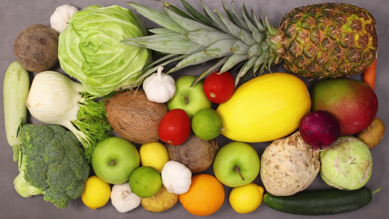 frutas y verduras orgánicas frescas y maduras aparecen sobre un fondo oscuro.