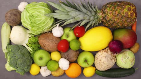 frutas y verduras orgánicas frescas y maduras aparecen sobre un fondo oscuro.