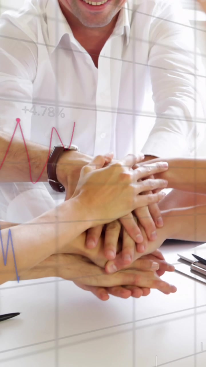Animazione di grafici con numeri su diversi colleghi entusiasti che uniscono le mani alla scrivania