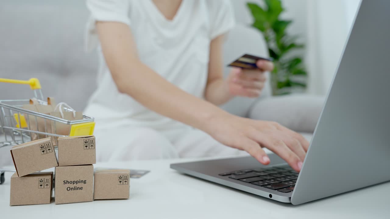 женщины платят онлайн с помощью кредитных карт и делают покупки с помощью электронной коммерции. социальная дистанция с помощью онлайн-рынка. онлайн-концепция.