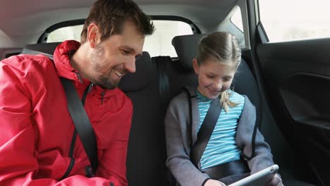 Lächelnder-Vater-Und-Tochter-Mit-Tablet-Im-Auto-Sitzend-4k-4k