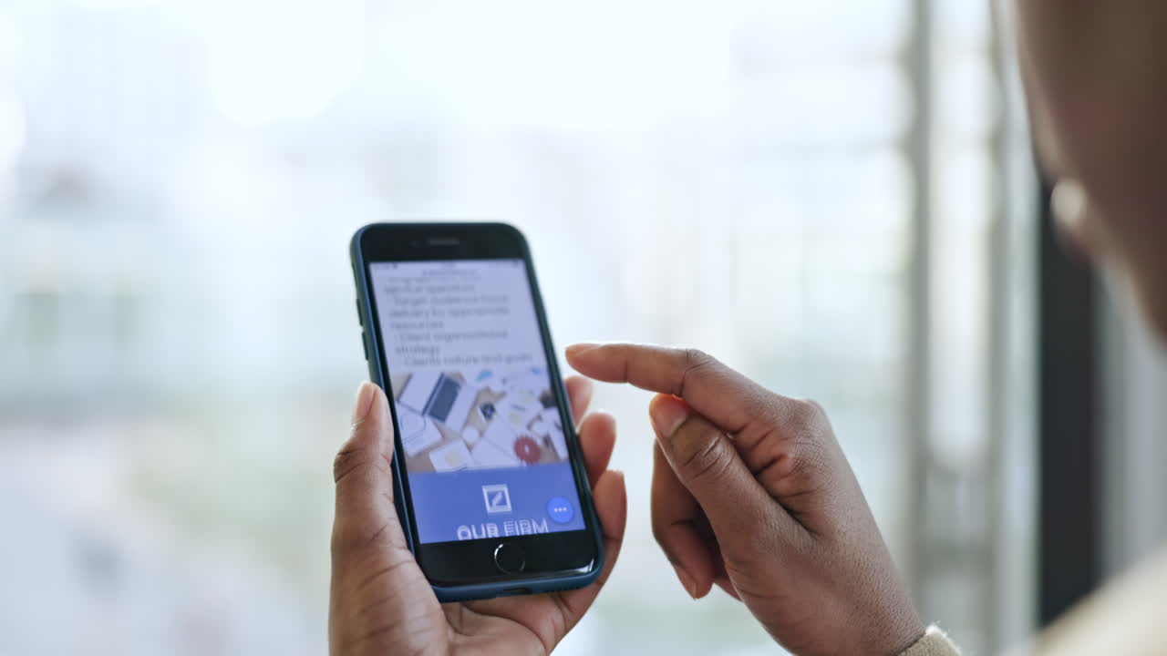 uomo d'affari, sito web o mani scorrere su un telefono