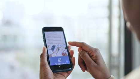 persona de negocios, sitio web o manos desplazamiento en un teléfono