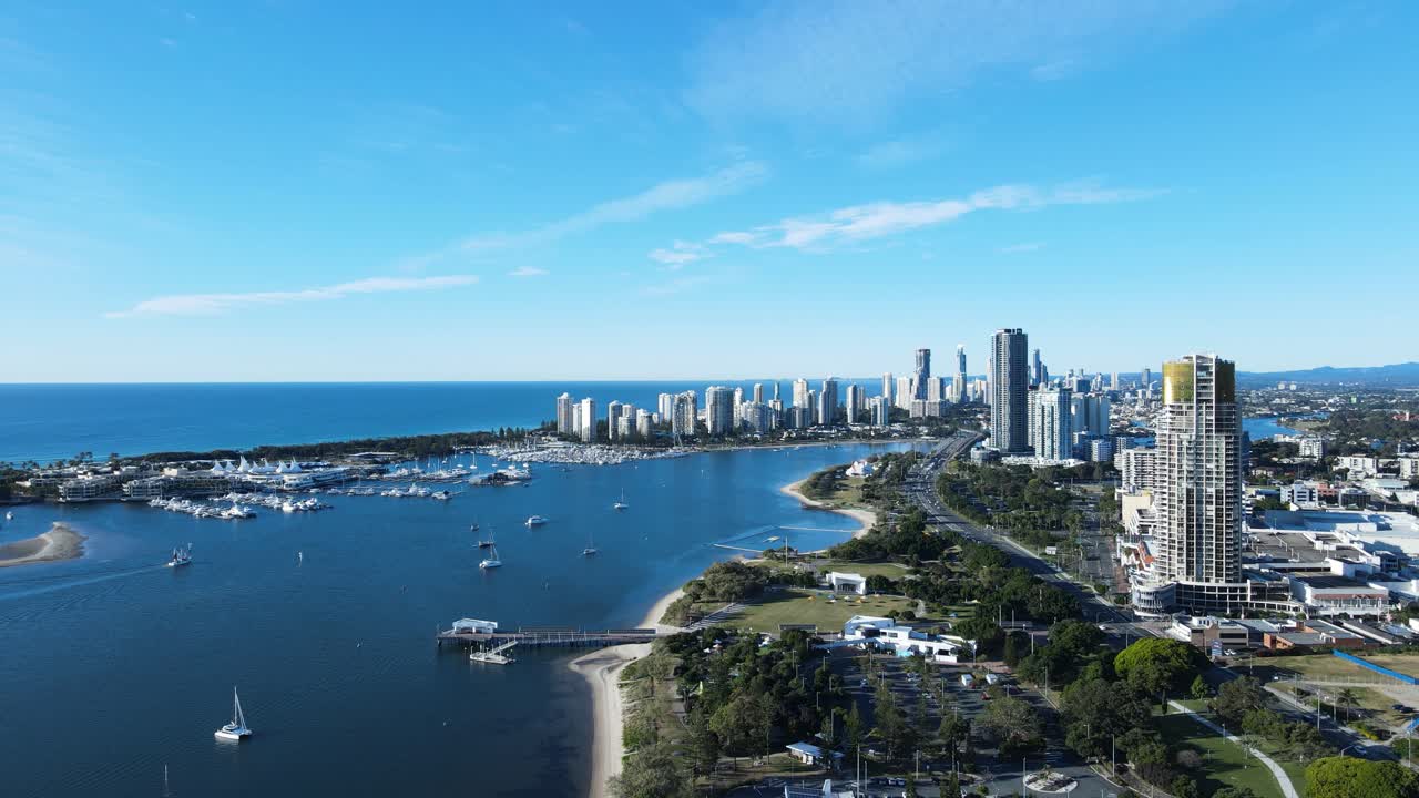 우뚝 솟은 고층 스카이라인과 도시 공원이 아래에 있는 해안 도시 대도시의 높은 공중 전망