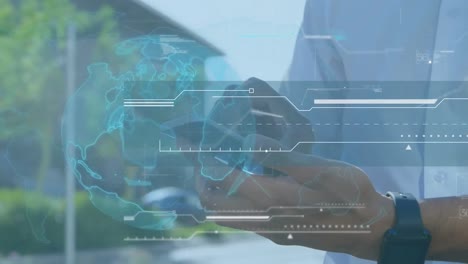 animación del procesamiento de datos y el mundo sobre el hombre de raza mixta usando un teléfono inteligente