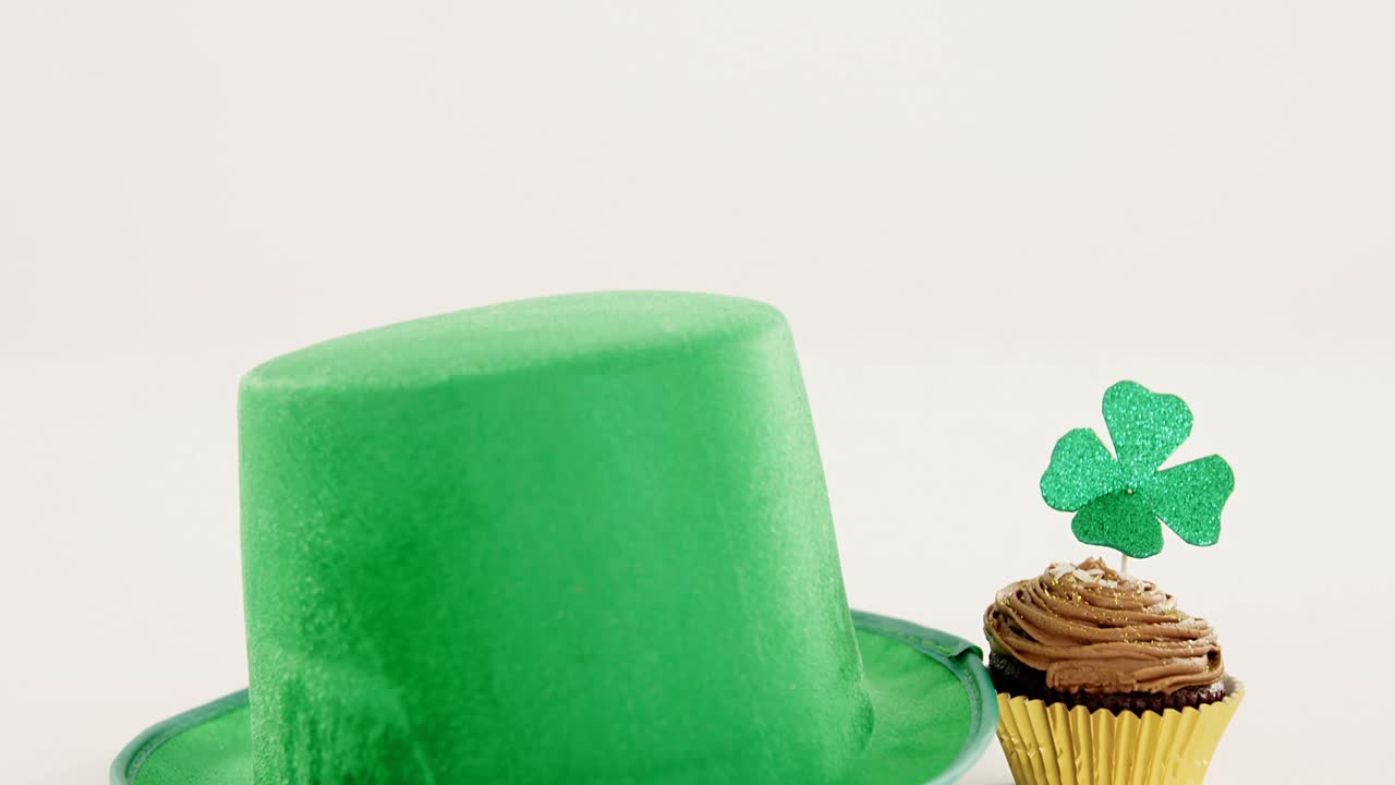sombrero de duende con panecillo de chocolate para el día de san patricio