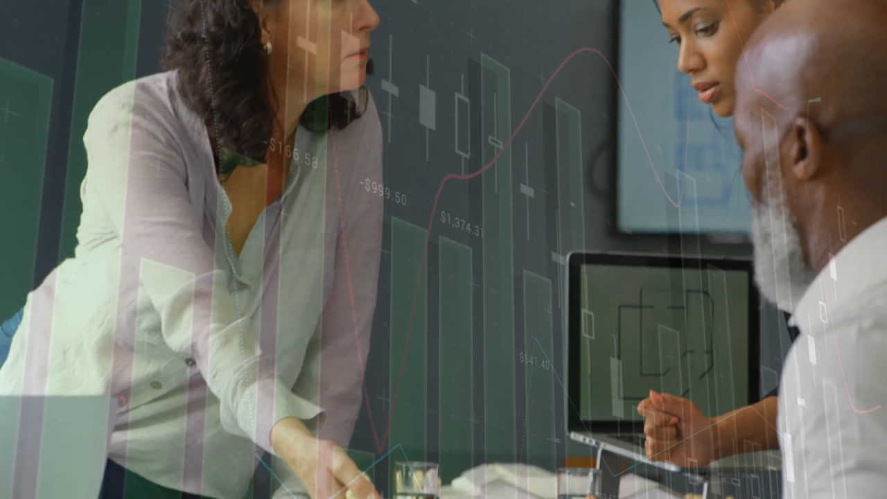 animación del procesamiento de datos financieros sobre diversas personas de negocios en la oficina