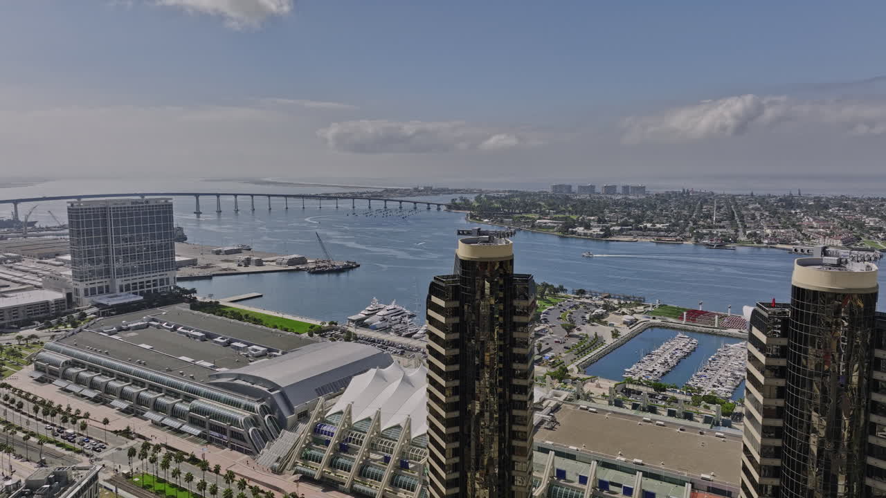 코로나도 섬, 엠바카데로 마리나 공원 및 베이사이드 시내 도시 경관을 캡처하는 하버 드라이브 위의 샌디에고 캘리포니아 항공 v46 파노라마 패닝 뷰 - mavic 3 cine으로 촬영 - 2022년 9월