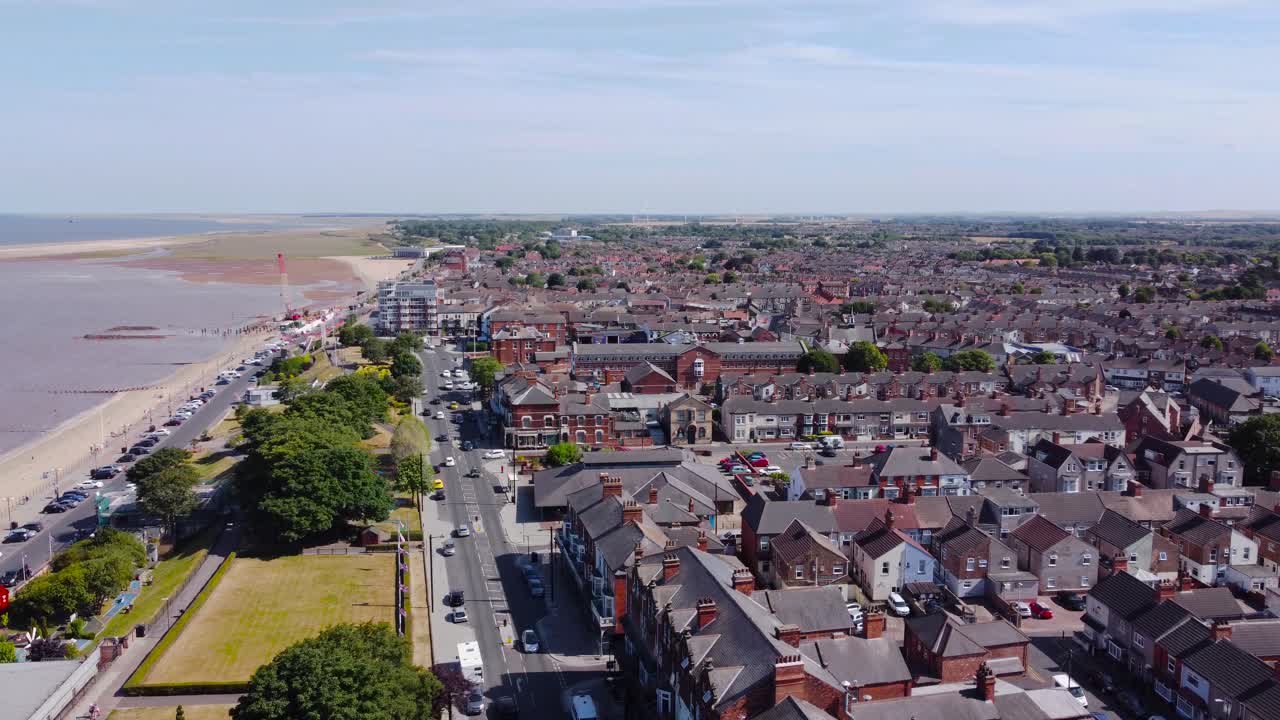 vista aérea de la órbita por encima de grimsby cleethorpes ciudad suburbana de vacaciones frente al mar propiedad costa