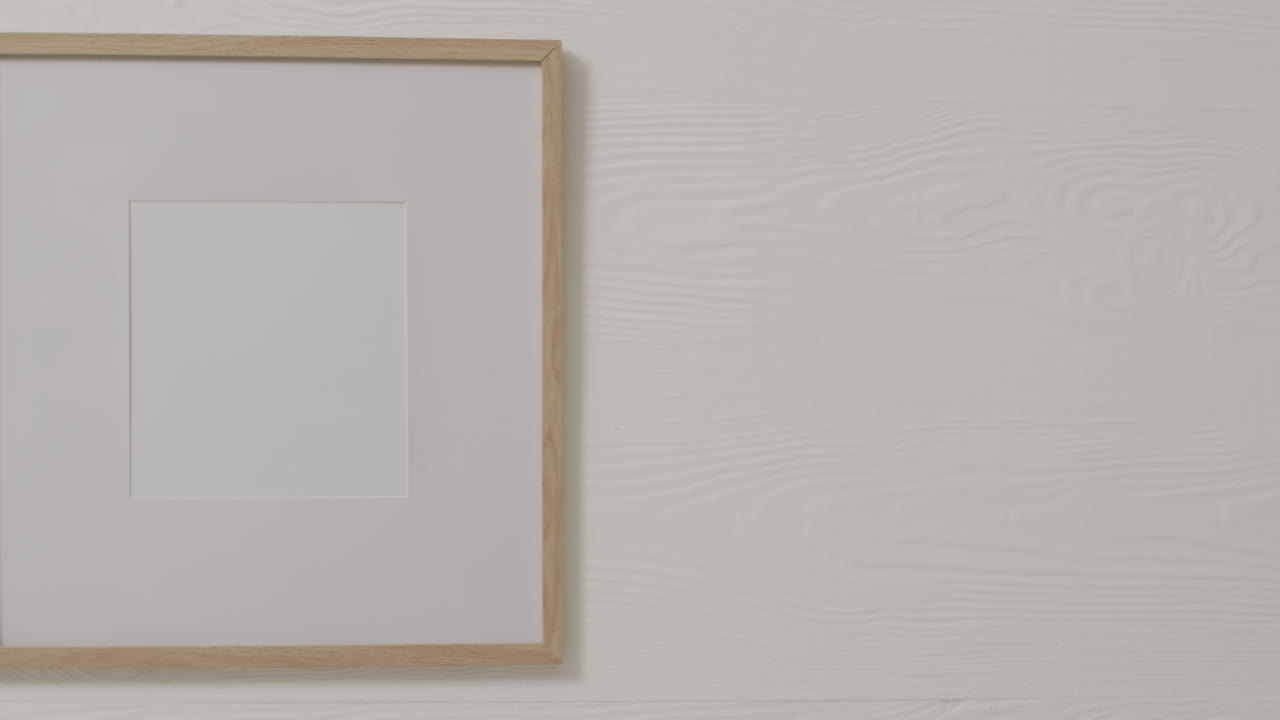 marco de madera con espacio de copia con fondo blanco y pared blanca