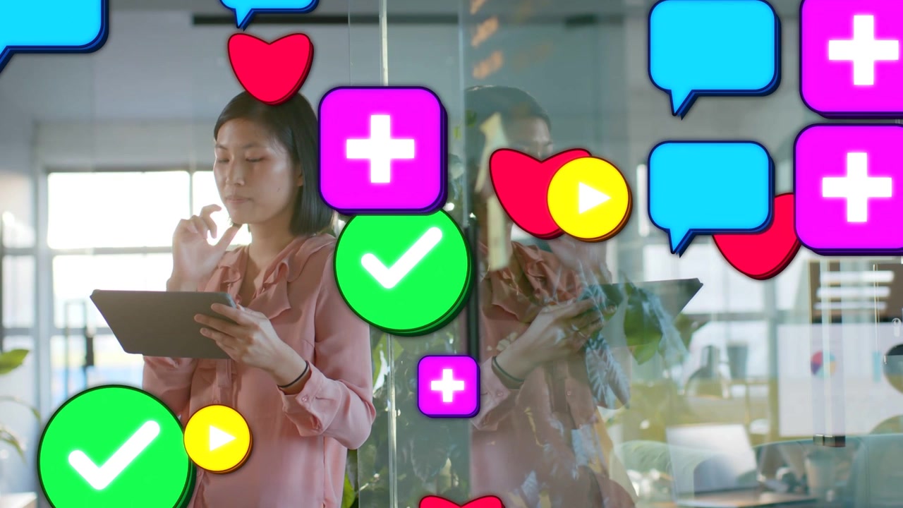 Mujer junto a una pared de cristal usando una tableta, con iconos sociales emergiendo y generando alertas de revisión para marketing.