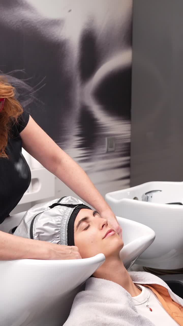 Servizio di lavaggio capelli in un salone