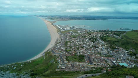 Isle-Of-Portland-Mit-Fortuneswell-Und-Chesil-Beach-Mit-Fleet-Lagoon-Und-Weymouth-Am-Horizont