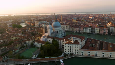 Vista-Aérea-De-Drones-De-La-Basílica-De-Santa-Maria-Della-Salute-En-Venecia,-Italia