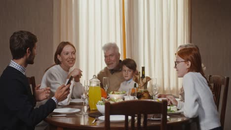 feliz cena de acción de gracias en familia