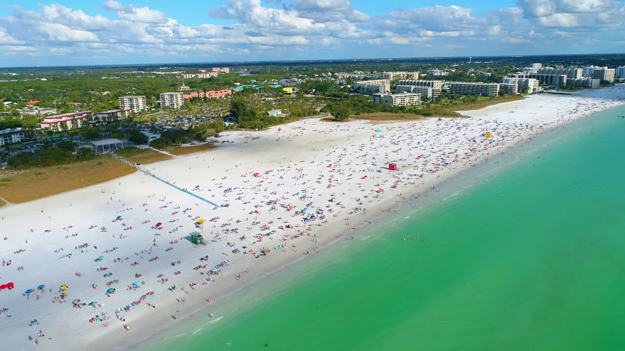 Toàn cảnh Bãi biển Siesta Key từ trên cao hạ xuống để nhìn toàn cảnh bãi biển, cho thấy tất cả những người đi biển.