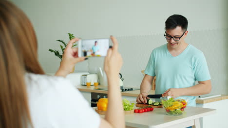 couple cooking a healthy salad