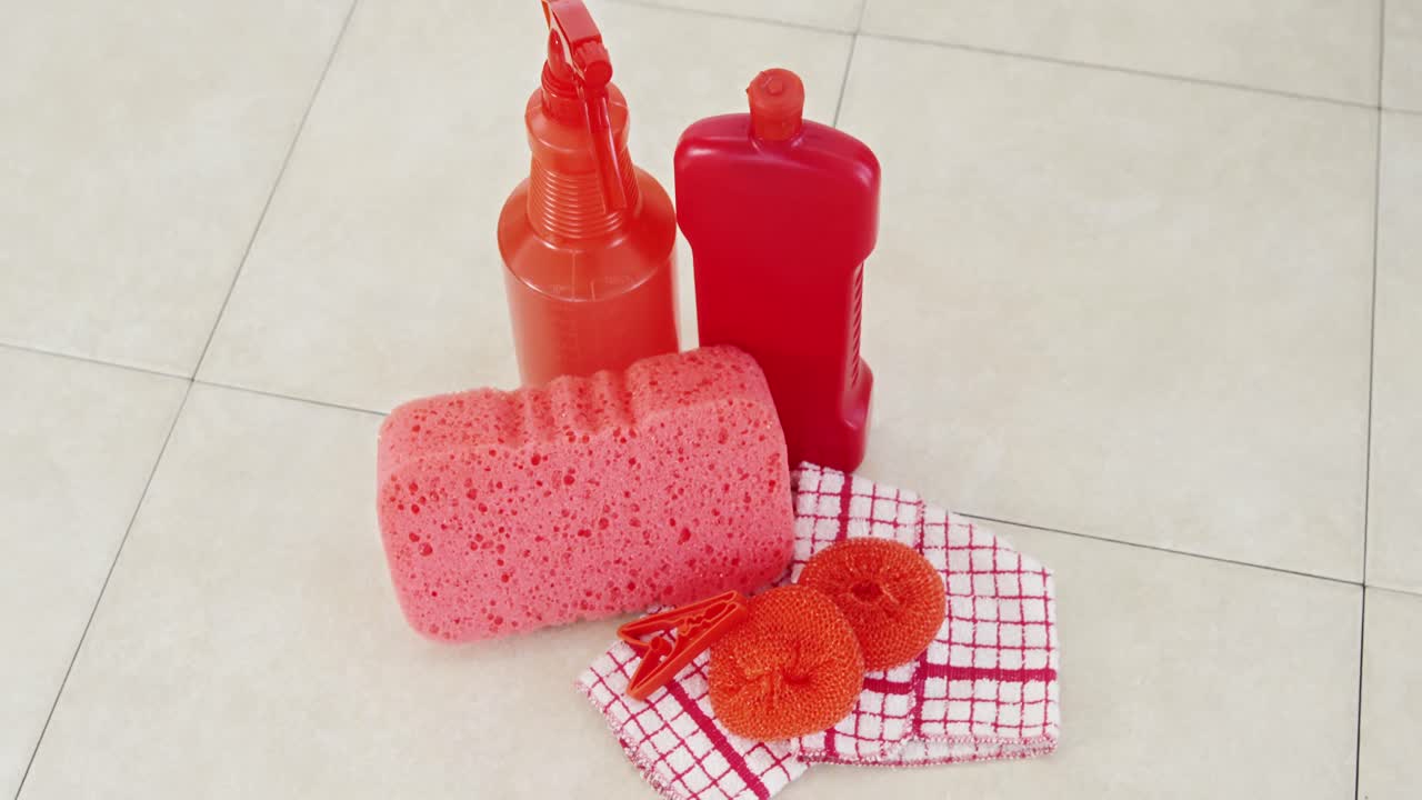 바닥에 청소 용품