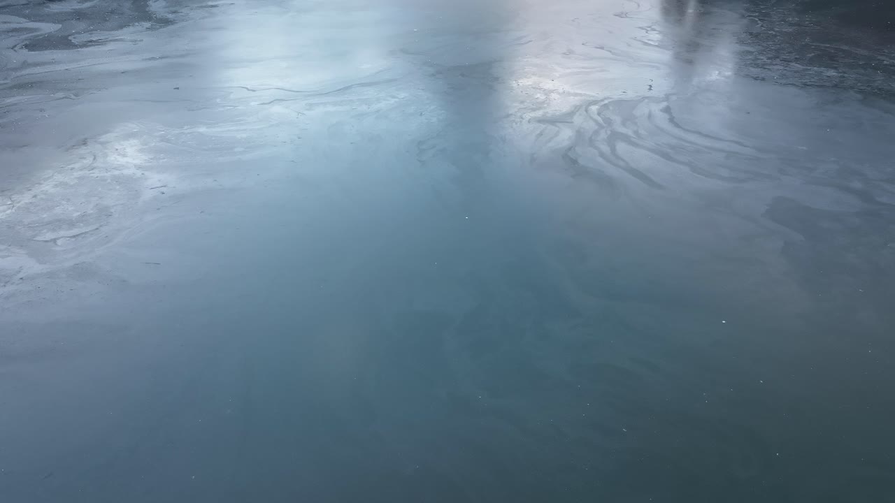 스위스 네펠스 근처의 얼어붙은 호수 오베르세 (obersee) 에서 내려다보는 아름다운 풍경은 산악 풍경으로 이어집니다.