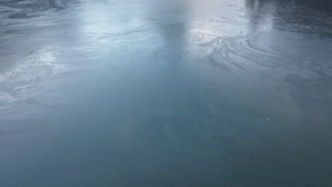 una vista reveladora desde la superficie congelada del lago obersee cerca de näfels, suiza, que conduce a un impresionante telón de fondo montañoso. un paisaje invernal alpino sereno y cautivador.