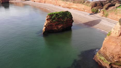 El-Paisaje-Espectacular-De-La-Bahía-De-Ladram,-Que-Se-Eleva-Sobre-Los-Acantilados-Y-Revela-Impresionantes-Vistas-De-Las-Rocas-Y-Las-Aguas-Cristalinas-Debajo