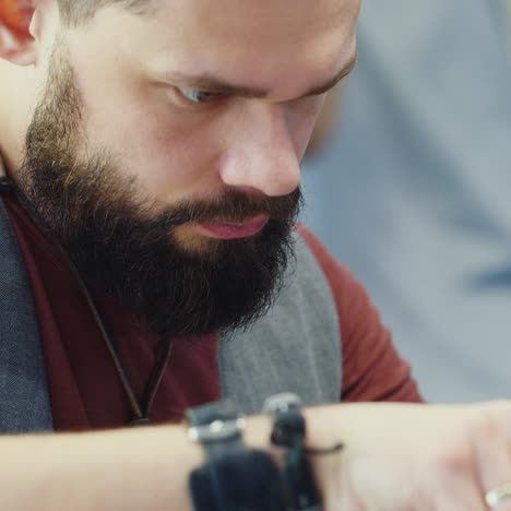 inclínate hacia la cara del peluquero concentrándose en el trabajo