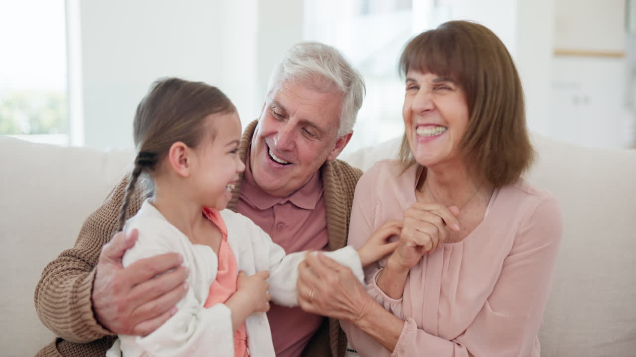 할아버지와 할머니, 아이와 웃으며 놀아라