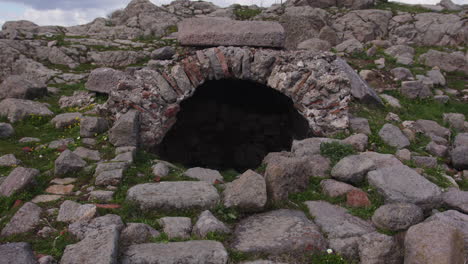 un antiguo pozo de piedra en el pérgamo