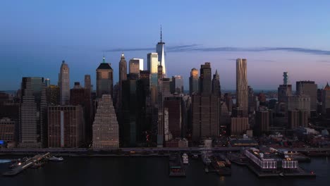 Vista-Aérea-De-Una-Mañana-Tranquila-En-El-Lado-Este-Del-Bajo-Manhattan,-Nueva-York,-Estados-Unidos