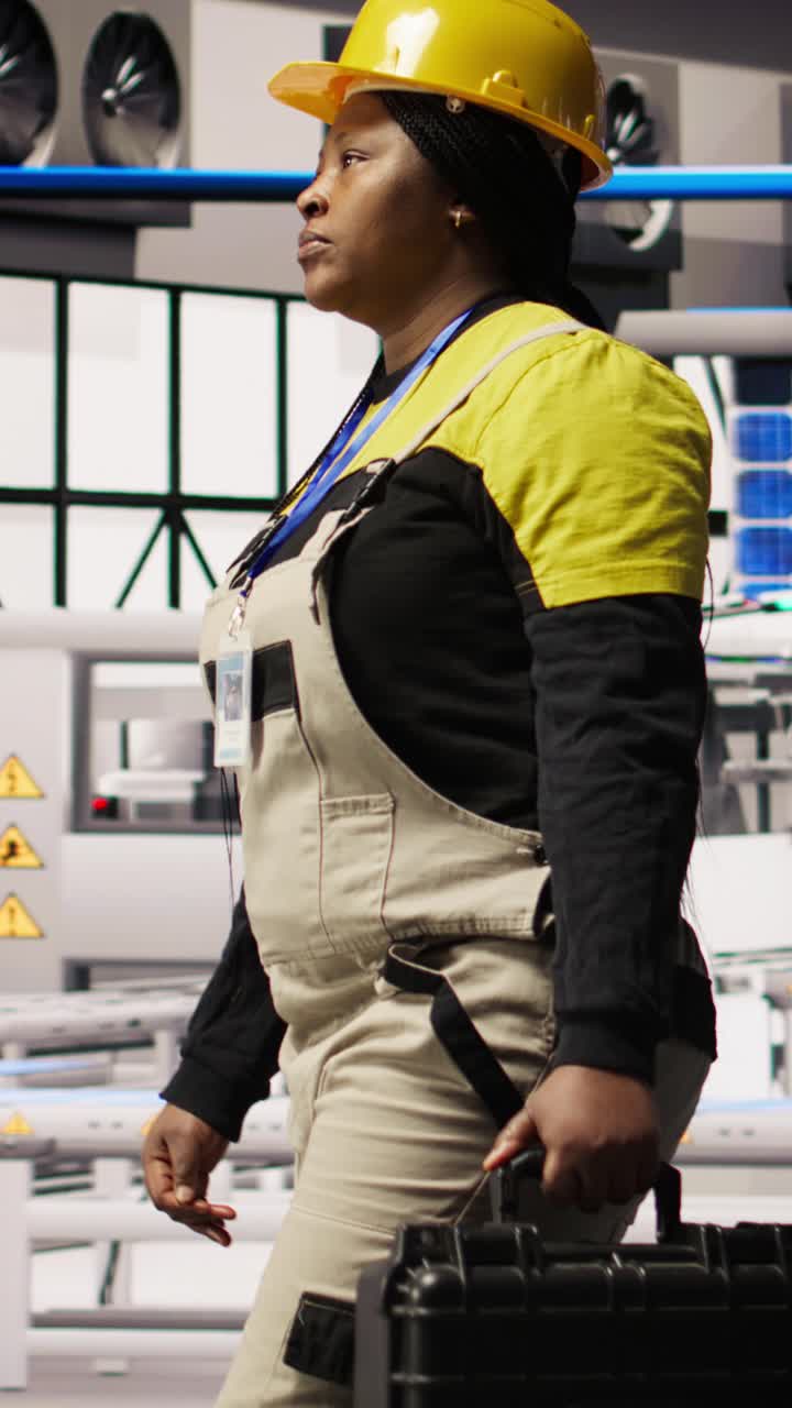 Vídeo vertical Mecânico de fábrica inteligente instalando sistemas de controle de fluxos de trabalho automatizados