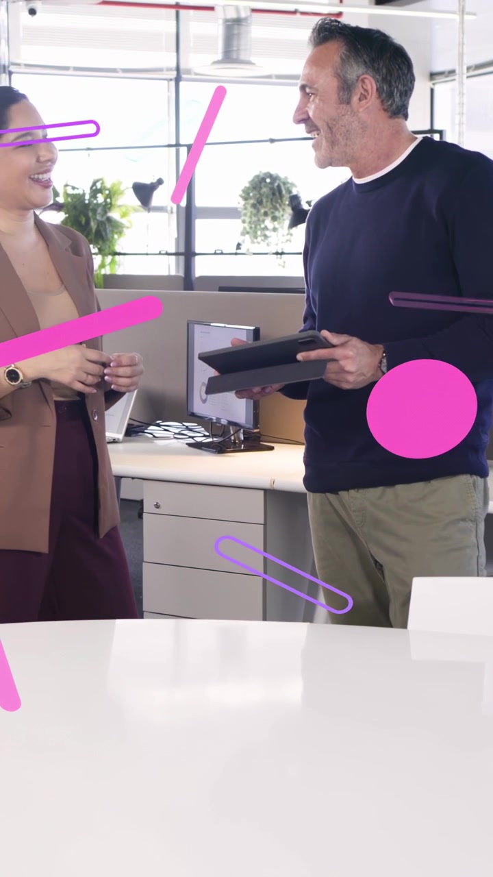 Un uomo che interagisce con un tablet mostrando una tabella di aggiornamenti aziendali, una donna che stringe la mano, con sovrapposizioni magenta che oscurano.