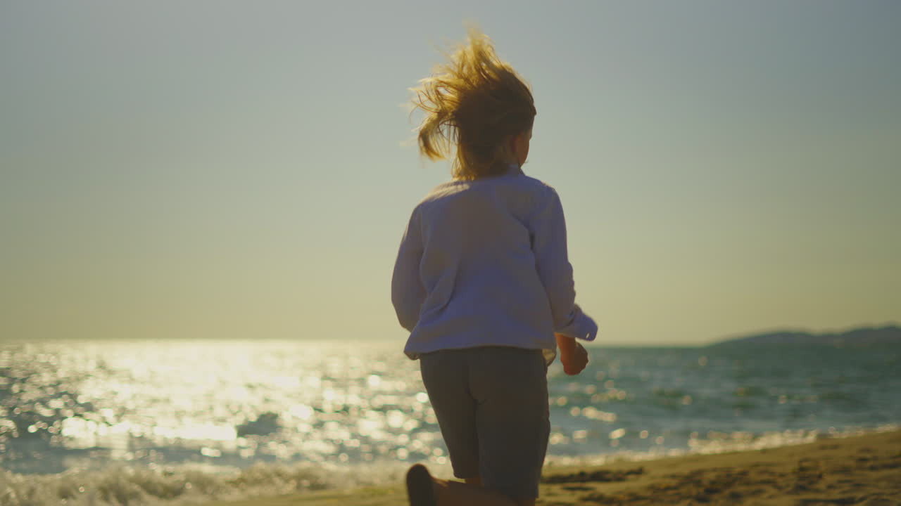 해변에서 실행하는 소녀