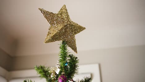 Estrella-Navideña-Dorada,-Copa-De-árbol-Con-Lentejuelas